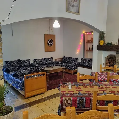 Des Monges Hotel *
